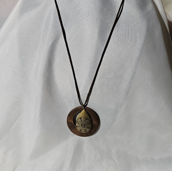 Bohemian style wooden pendant - Picture 2 of 3